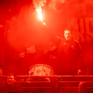 Rosenborg-Profi Saeter mit einem bengalischen Feuer auf der Tribüne