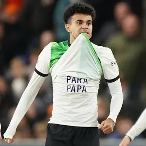 Nach seinem Tor gegen Luton Town zeigt Luis Díaz ein T-Shirt mit der Aufschrift „Papa“.