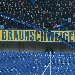 Fans von Eintracht Braunschweig demolieren Sitzreihen bei Hannover 96