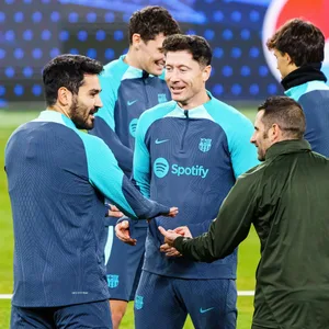 Ilkay Gündogan und Robert Lewandowski im Volksparkstadion