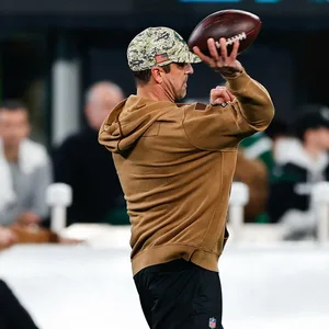 Jets-Quarterback Rodgers wirft Pässe vor dem Spiel gegen die Chargers