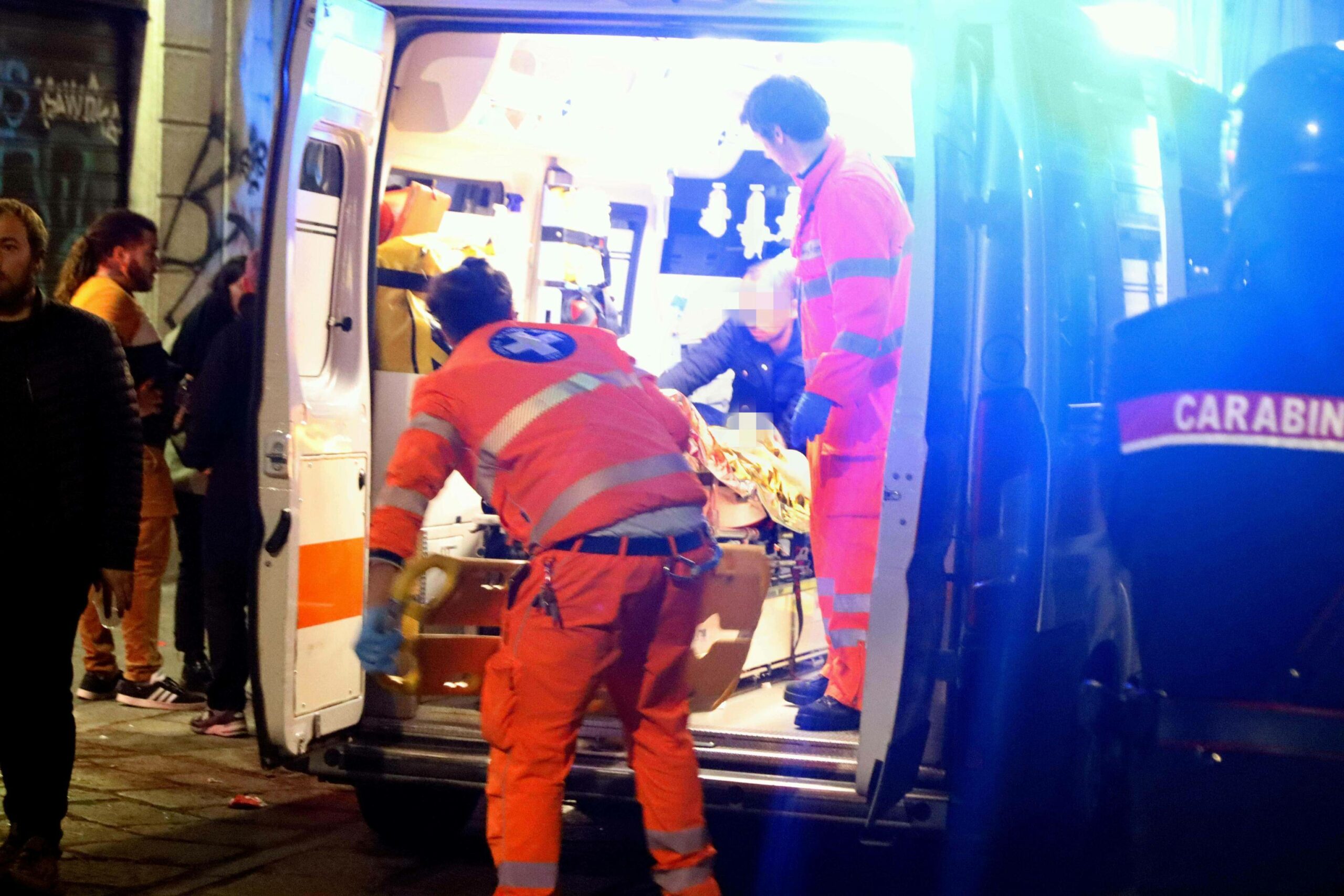Niedergestochener PSG-Fan wird in einen Krankenwagen gebracht