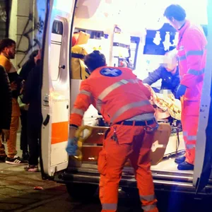 Niedergestochener PSG-Fan wird in einen Krankenwagen gebracht