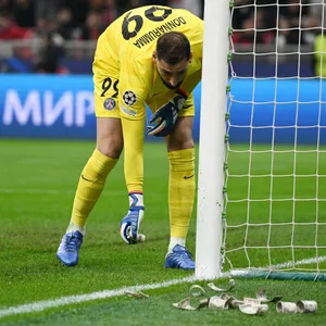 Gianluigi Donnarumma von Paris Saint-Germain hebt Falschgeld auf