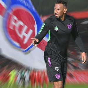 Jérôme Boateng vor der Heidenheimfahne nach Wechselgerüchten
