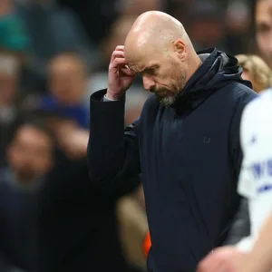 Erik ten Hag kratzt sich am Kopf und schaut ratlos.