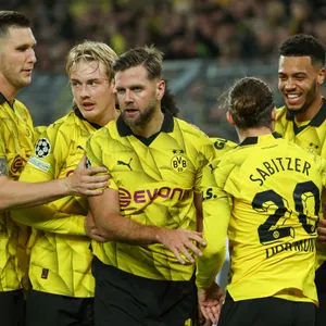 Julian Brandt feiert ein BVB-Tor mit seinen Teamkollegen.