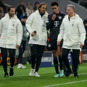 Jamal Musiala (FC Bayern München) wird vom Platz geführt