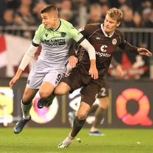 Eric Smith führt einen Zweikampf mit Hannovers Nicolo Tresoldi.