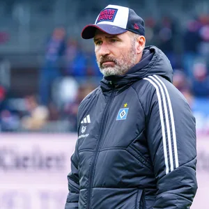 HSV-Trainer Tim Walter ist enttäuscht nach dem 2:4 in Kiel