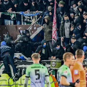 Polizei im Gästeblock von Hannover 96