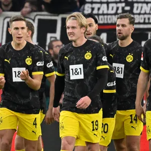 Julian Brandt und seine Dortmund-Kollegen nach dem 1:0-Führungstreffer in Stuttgart