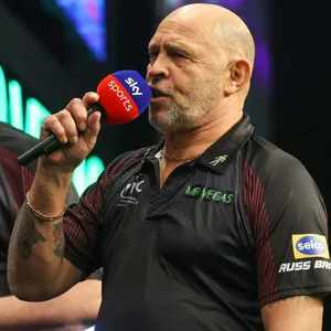 Russ Bray mit Mikrofon in der Hand