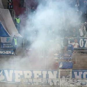 Ein Böller explodiert im Hoffenheimer Block in Augsburg