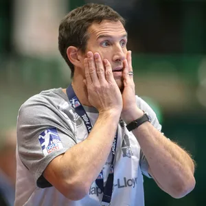 Hamburgs Trainer Torsten Jansen schaut fassungslos