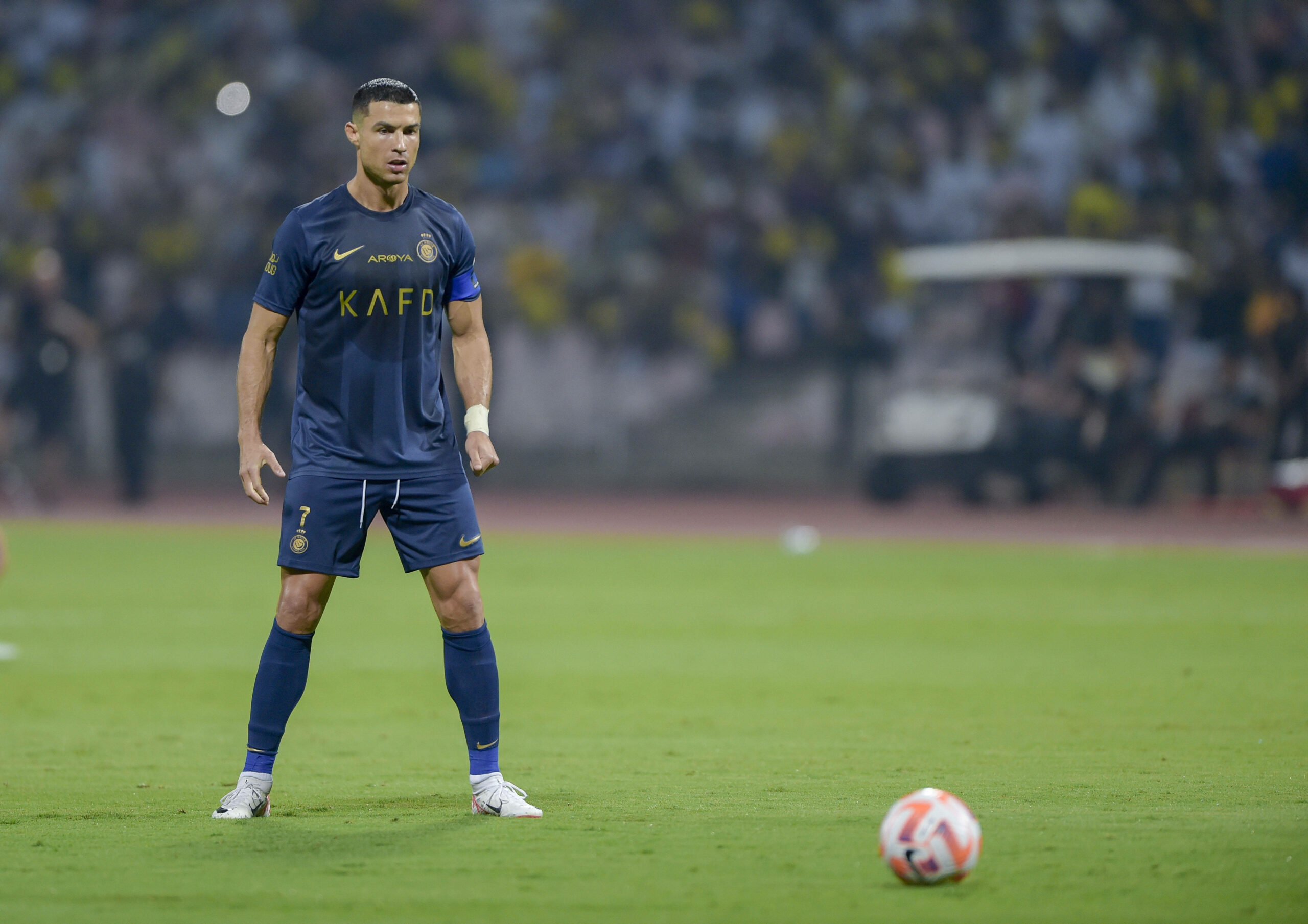 Cristiano Ronaldo beim Freistoß, in der für ihn typischen Körperhaltung