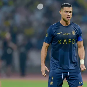 Cristiano Ronaldo beim Freistoß, in der für ihn typischen Körperhaltung