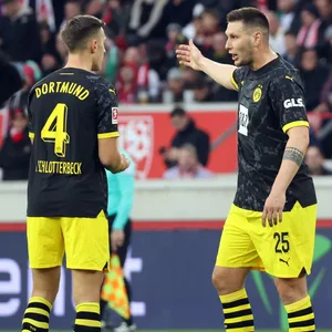 Nico Schlotterbeck und Niklas Süle diskutieren