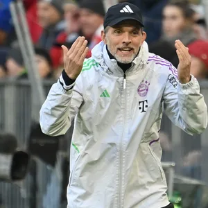 Thomas Tuchel gestikulierend an der Seitenlinie während des Heimspiels seiner Bayern gegen Heidenheim