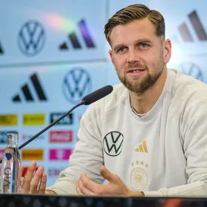 Niclas Füllkrug auf der Pressekonferenz des DFBs