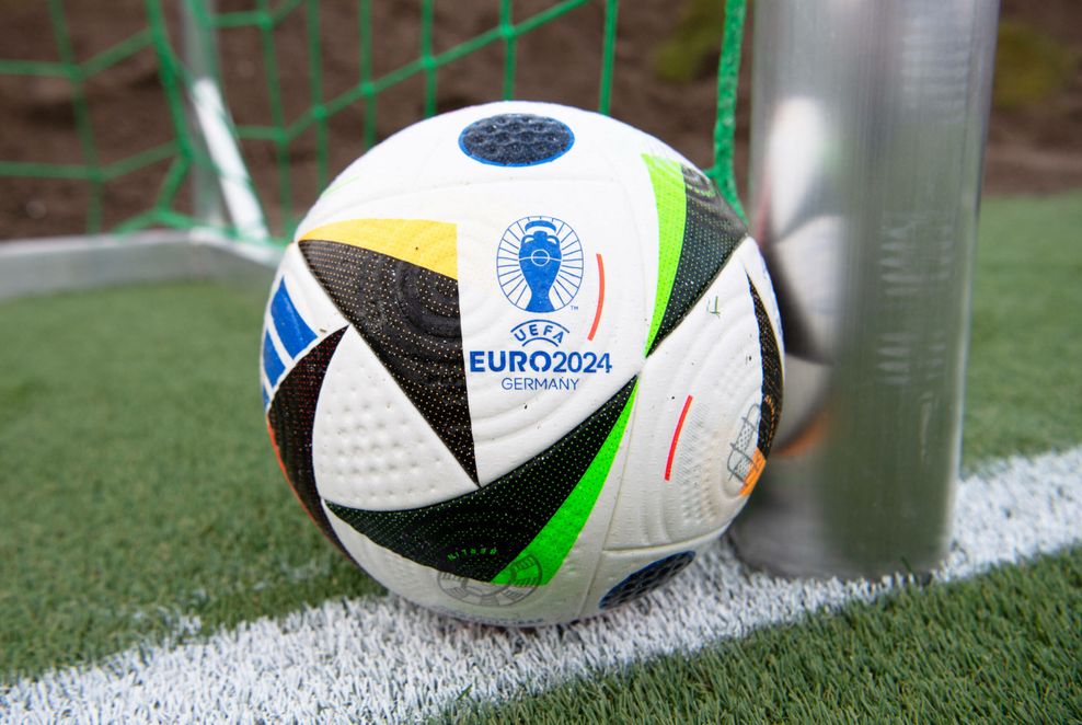 Der neue EM-Ball „Fussballliebe“.