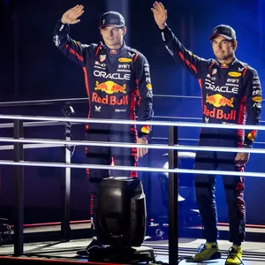 Red-Bull-Piloten Max Verstappen und Sergio Perez winken in die Menge