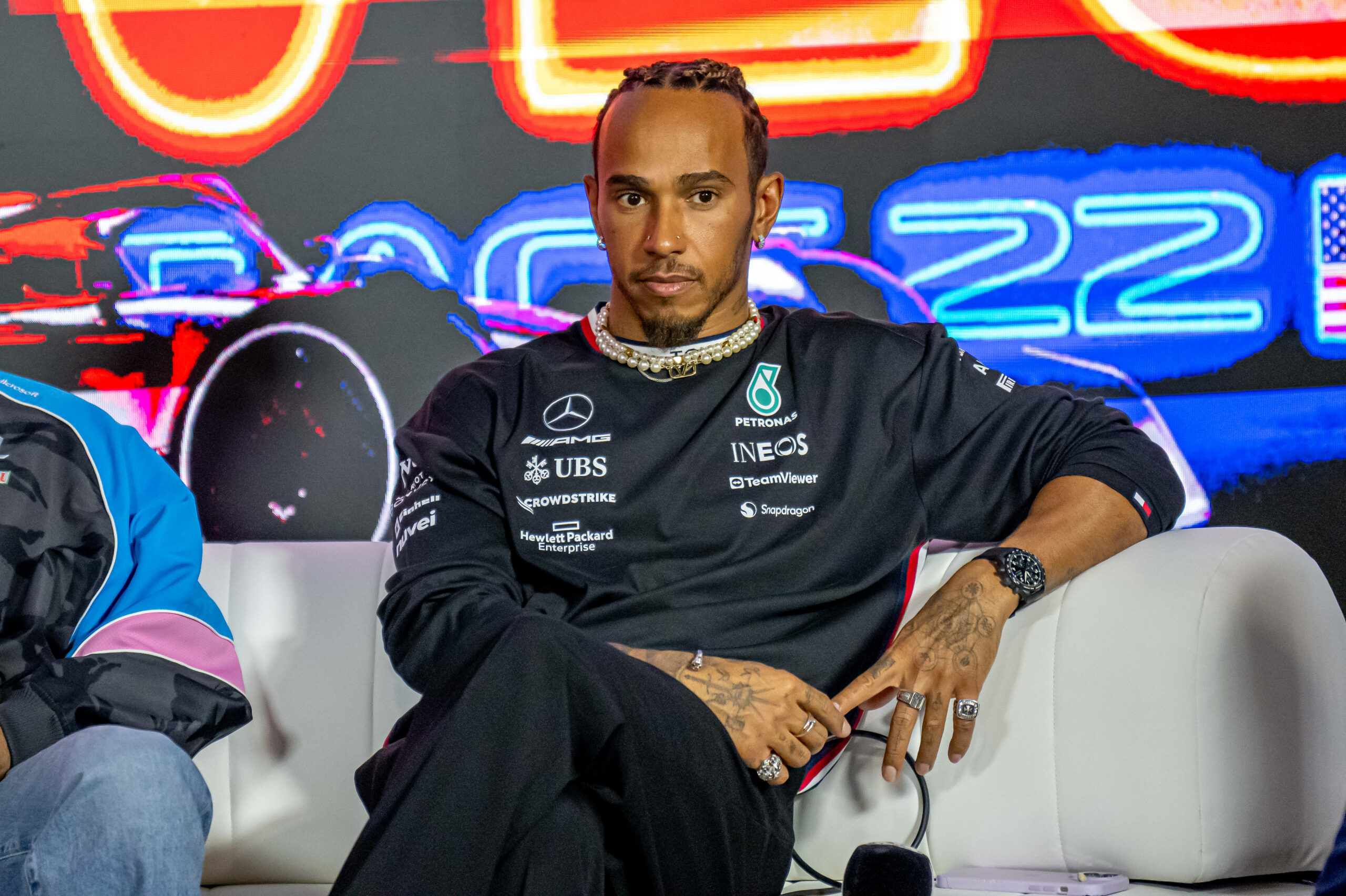 Lewis Hamilton sitzt auf einer Couch