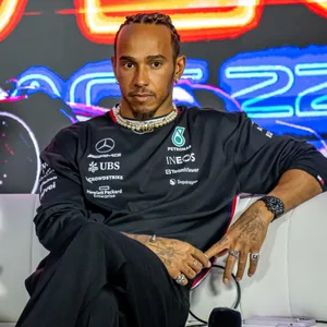 Lewis Hamilton sitzt auf einer Couch