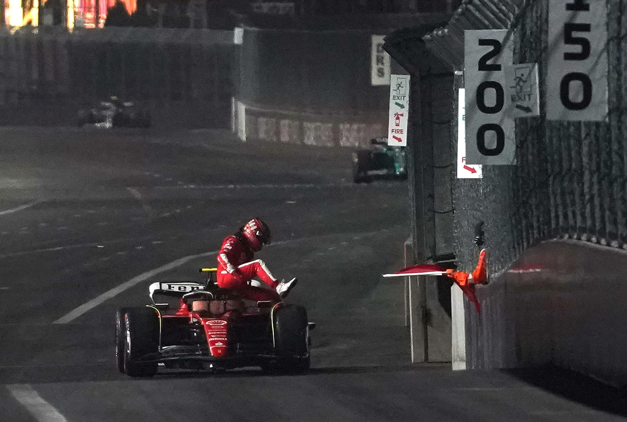 Carlos Saint steigt aus seinem Ferrari