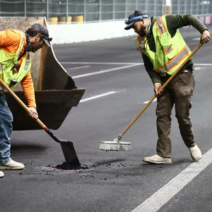 Das Loch im Boden versuchen die Arbeiter auszubessern.