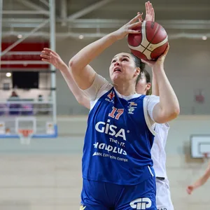 Elea Gaba im Trikot der Lions aus Halle bei einem Wurf