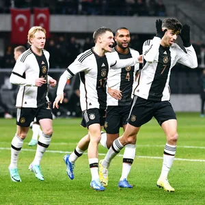 Die deutsche Nationalmannschaft jubelt nach dem Tor von Havertz