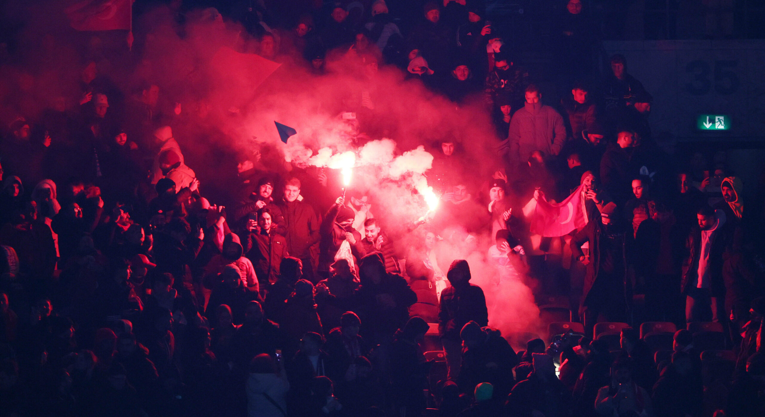 Türkische Fans zünden beim Länderspiel gegen Deutschland Pyrotechnik