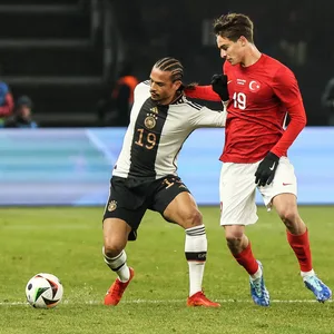 Kenan Yildiz im Zweikampf mit Deutschlands Leroy Sané.