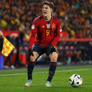 Im EM-Quali-Spiel gegen Georgien hält sich Gavi plötzlich das Knie. Er weiß sofort, dass etwas kaputt ist.