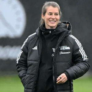 Marie-Louise Eta gut gelaunt auf dem Trainingsplatz.