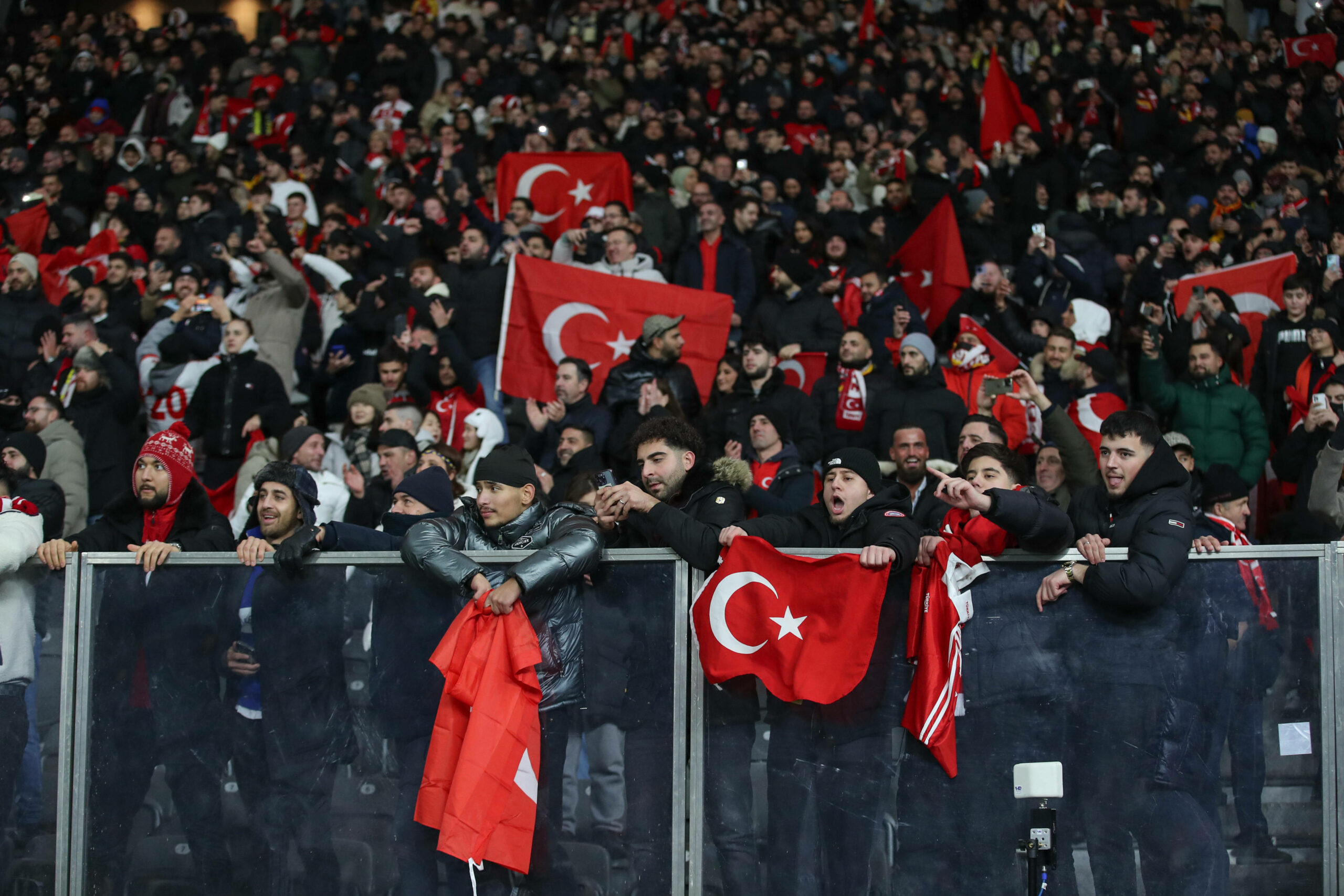 Türkische Fans im Stadion mit Türkeifahnen in der Hand