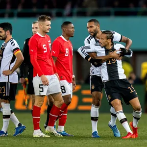 Außer Rand und Band: Leroy Sané (r.) sah in Österreich Rot und musste danach von Jonathan Tah zurückgehalten werden.