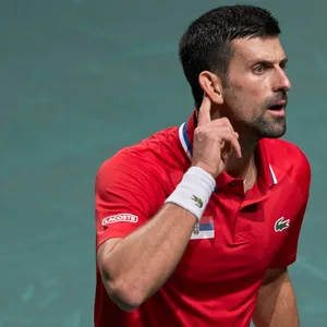 Novak Djokovic hält sich die linke Hand ans Ohr