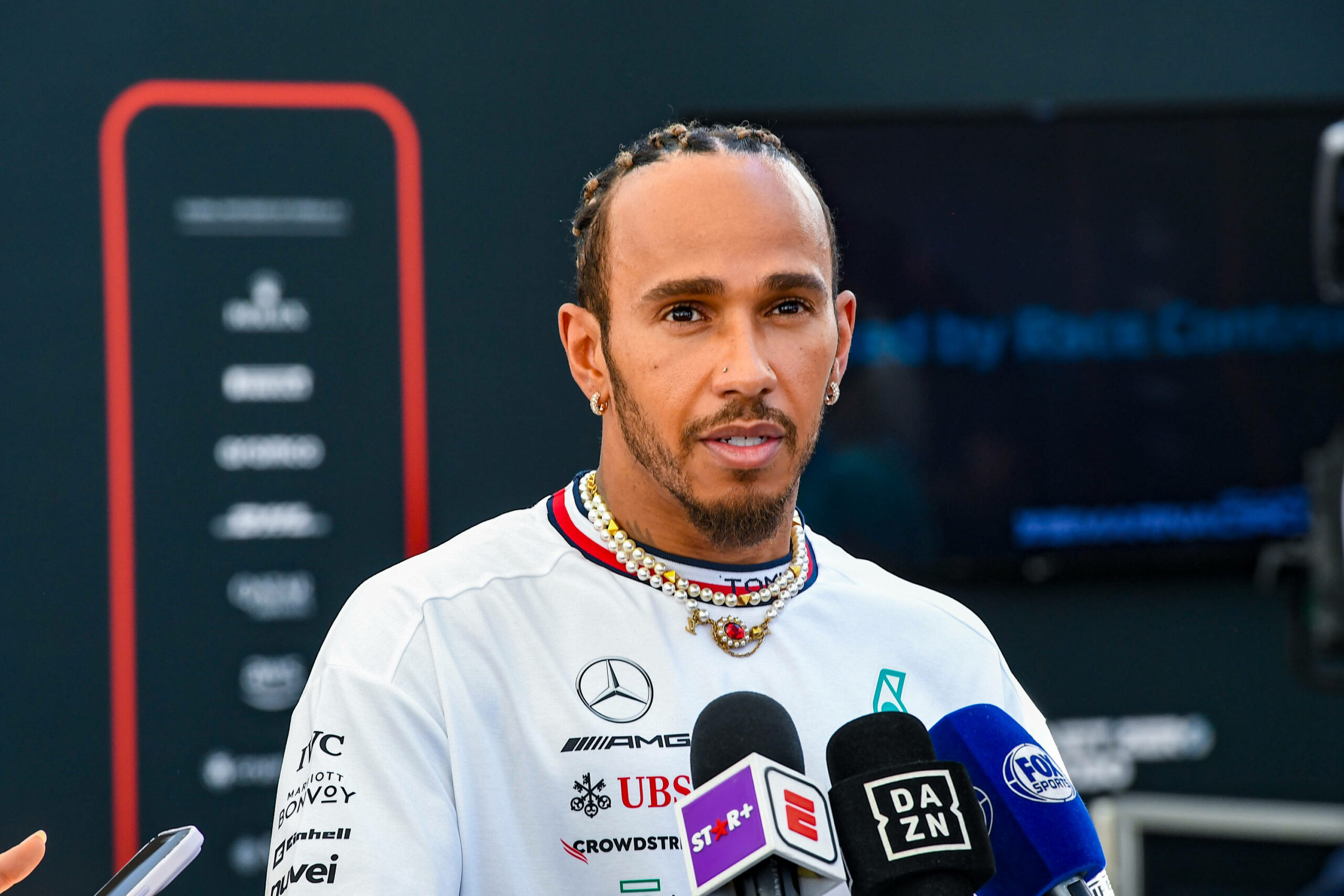 Lewis Hamilton am Mikrofon