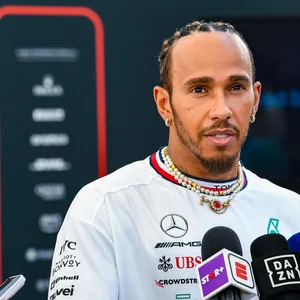 Lewis Hamilton am Mikrofon