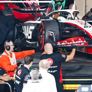 Nico Hülkenbergs Haas musste abtransportiert werden.