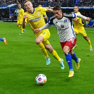 Miro Muheim (hier gegen Robert Ivanov) gehörte gegen Braunschweig zu den laufstärksten Hamburgern. Am Ende war trotzdem erneut zu wenig Bewegung im HSV-Spiel.