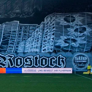 Blockfahne im Rostock-Block mit Abbildung des Sonnenblumenhauses.