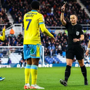 Rebecca Welch pfeift Partie zwischen Birmingham City und Sheffield Wednesday