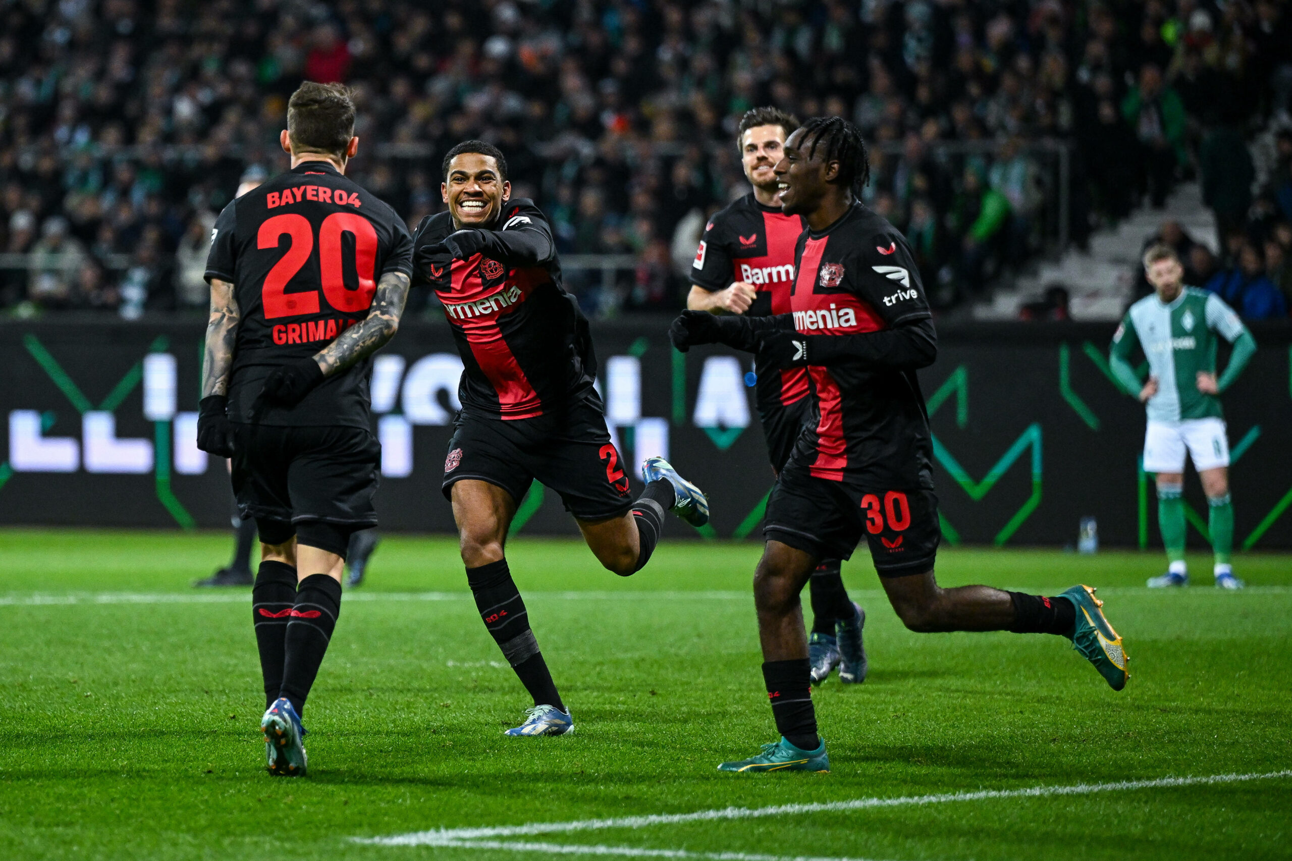 Amine Adli und Jeremie Frimpong feiern Tor für Bayer Leverkusen