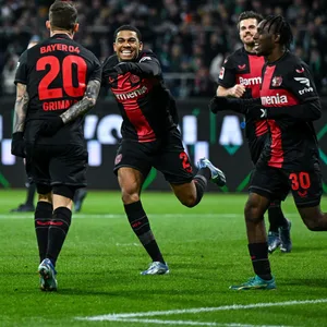 Amine Adli und Jeremie Frimpong feiern Tor für Bayer Leverkusen