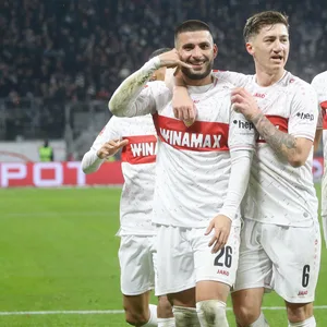 Mannschaft des VfB Stuttgart feiert Tor von Deniz Undav