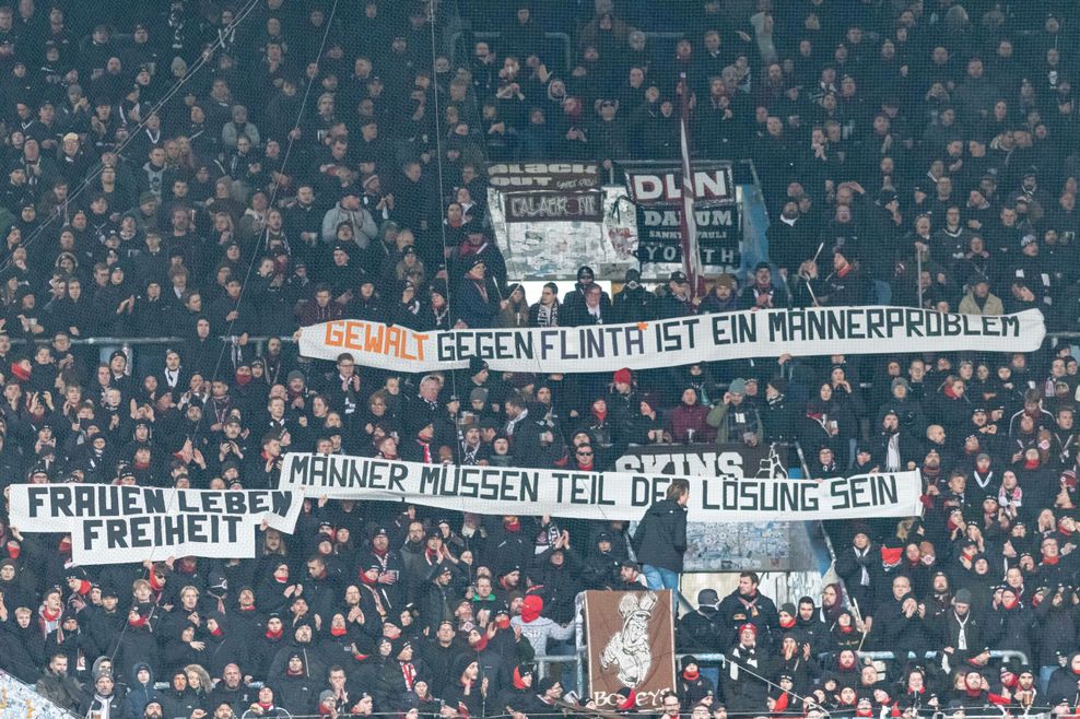 St. Pauli-Fans halten im Block Transparente gegen Gewalt an Frauen hoch.