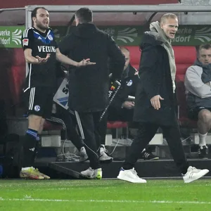 Thomas Ouwejan und Karel Geraerts streiten sich bei Partie des FC Schalke 04 gegen Fortuna Düsseldorf